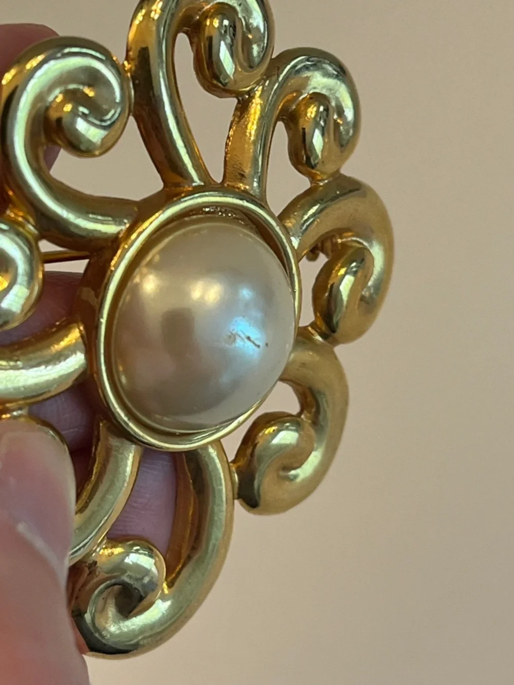 Gold Tone Swirl Brooch with Center faux Pearl